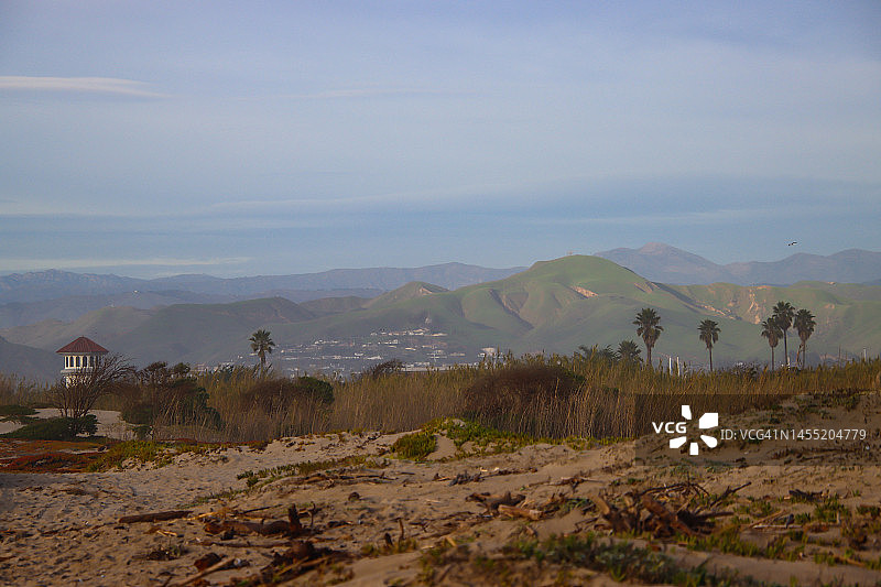冲浪者诺尔海滩的悬崖图片素材