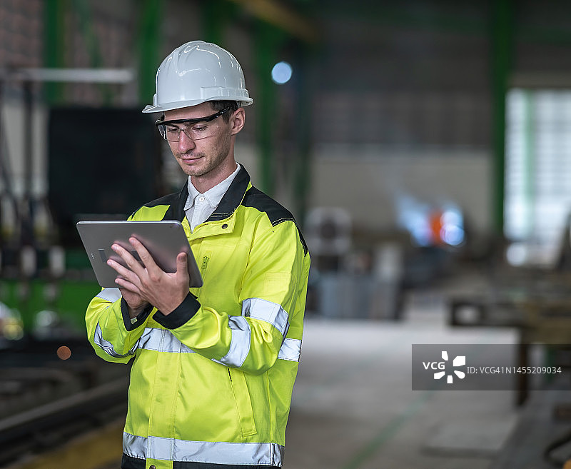 使用平板电脑和数控焊接钢结构的工业制造商工程师图片素材