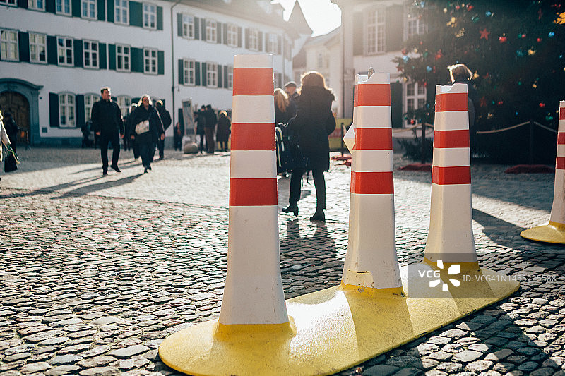 瑞士巴塞尔步行区的彩色系缆桩图片素材