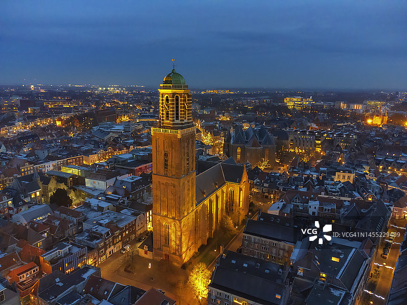 冬季奥弗艾塞尔省兹沃勒市夜间无人机景观图片素材
