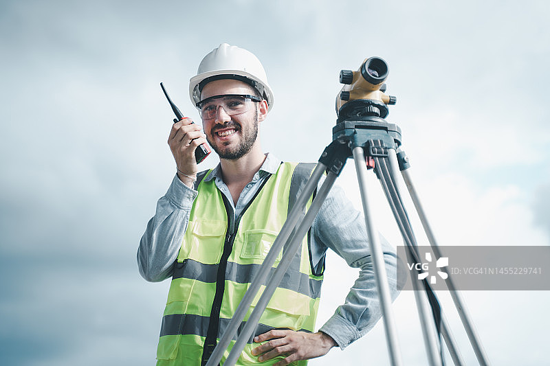 男工程师和测量设备在建筑工地工作图片素材