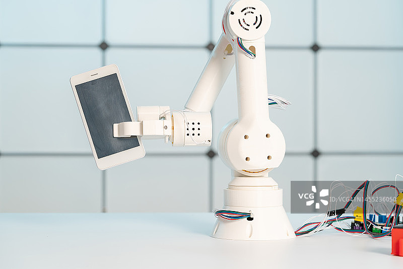 机械臂 holding 手机图片素材