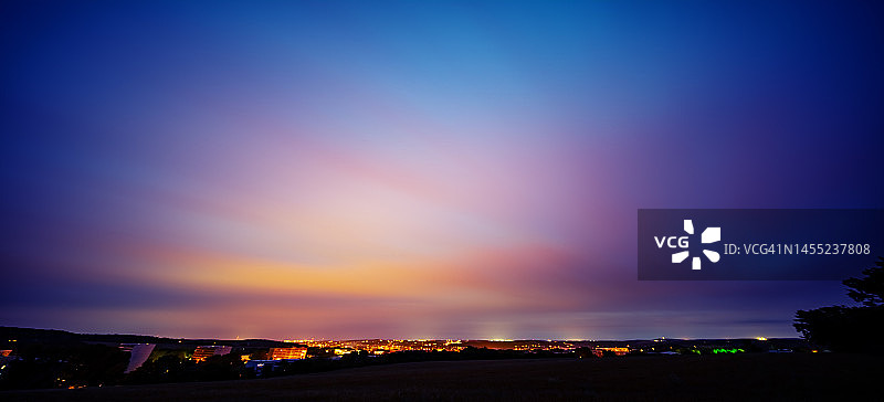 夜晚城市上空的橙色云彩图片素材