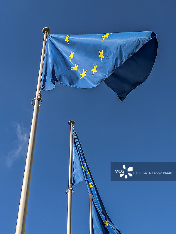 在欧盟委员会贝雷蒙大厦飘扬的欧盟旗帜图片素材