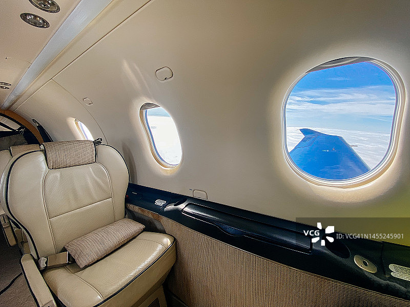 豪华公务飞机内部，带机翼景观图片素材