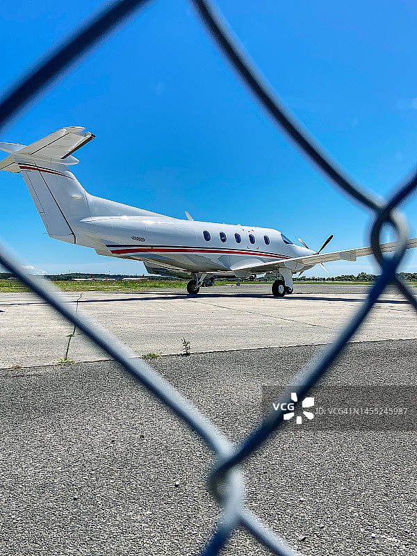 停在停机坪上的单引擎涡轮螺旋桨飞机图片素材