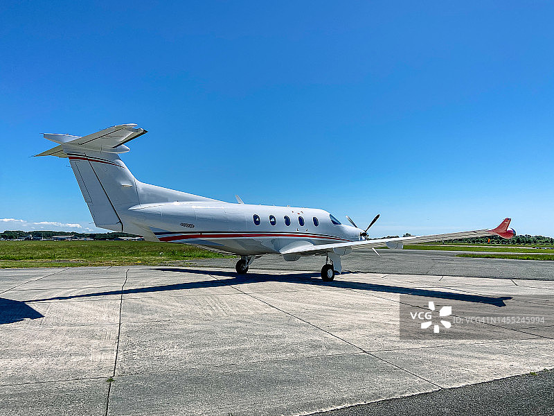 停在停机坪上的单引擎涡轮螺旋桨飞机图片素材