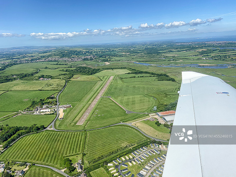 英国怀特岛本布里奇机场鸟瞰，周围环绕着田野图片素材