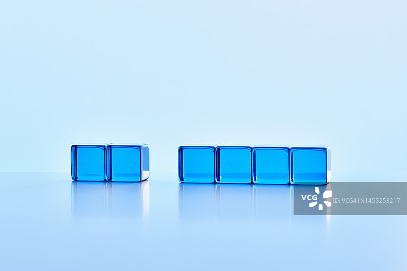 透明彩色立方体的概念图图片素材