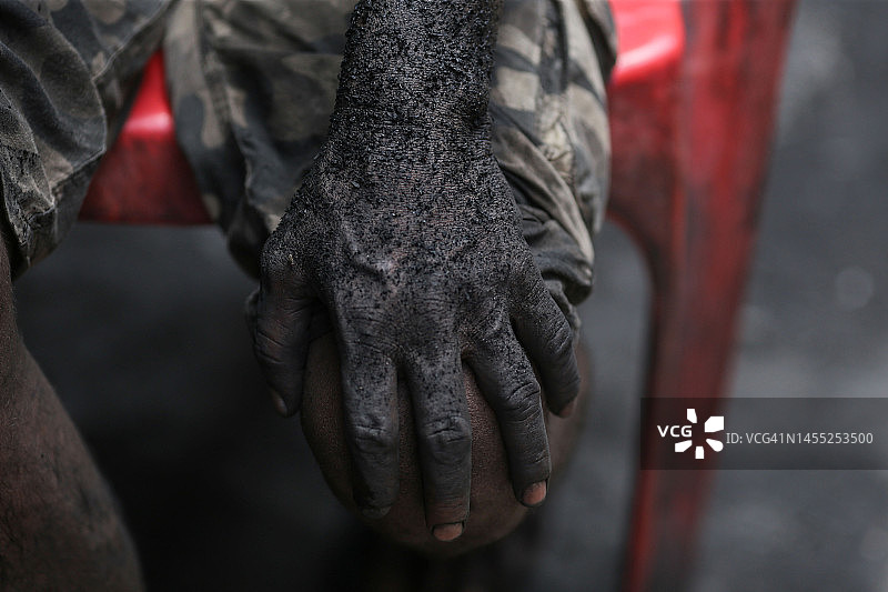 沾满煤尘的手图片素材