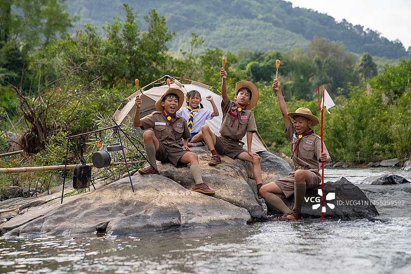 快乐露营的童子军图片素材