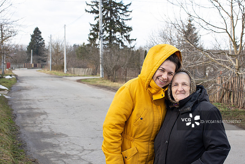 乡村街道上的祖孙肖像图片素材