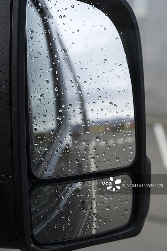 布达达卢尔附近后视镜上的雨滴图片素材