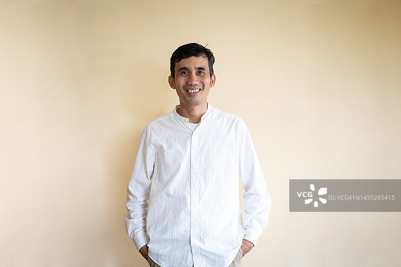 穆斯林亚洲男人肖像图片素材