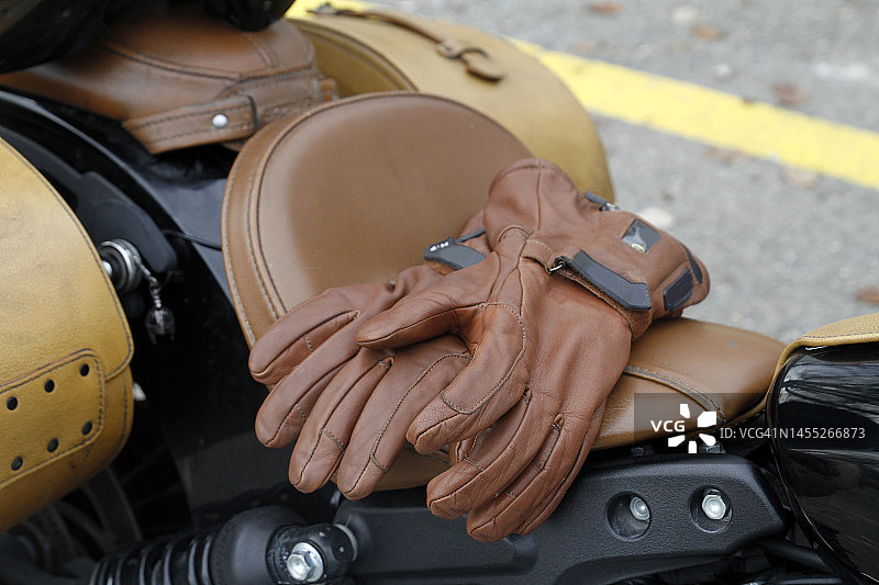 户外摩托车上的皮革手套图片素材