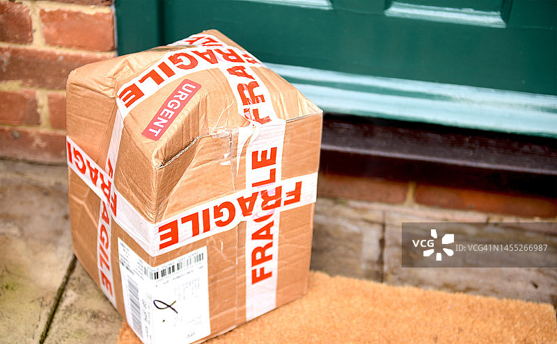 运输过程中盒子损坏图片素材