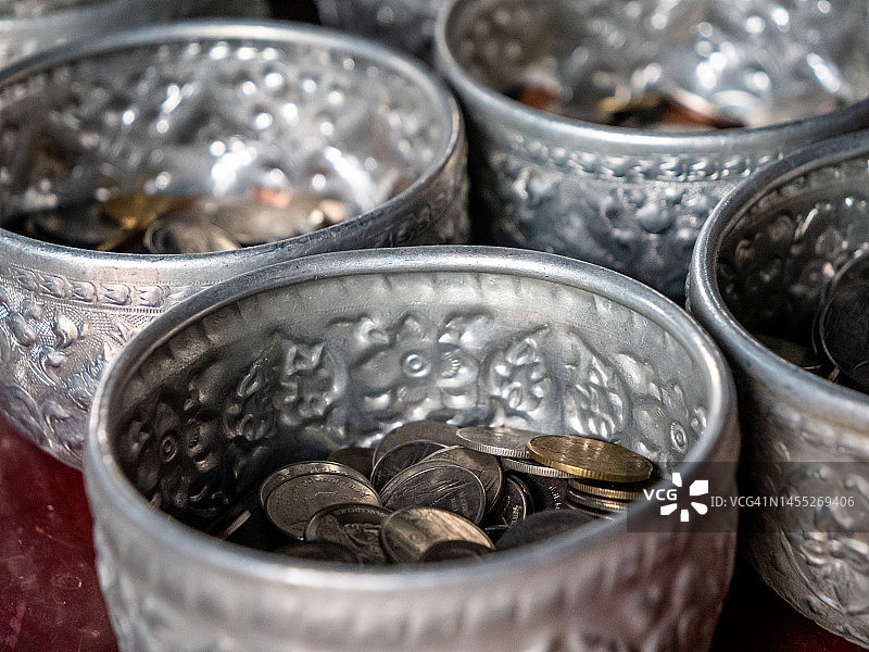 泰国清迈帕辛寺建筑群：金色宝塔与巨型佛像图片素材