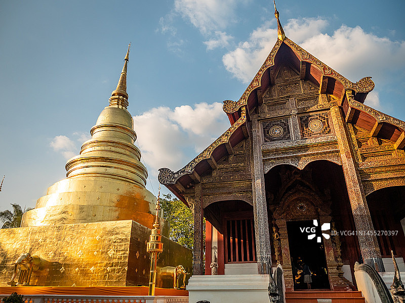 泰国清迈帕辛寺的金色宝塔和大佛图片素材
