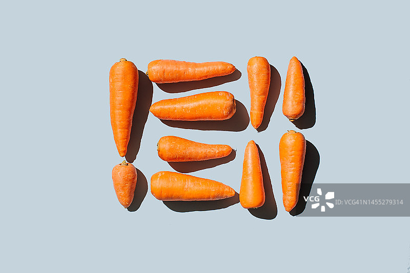 蓝色背景胡萝卜蔬菜创意排版图片素材