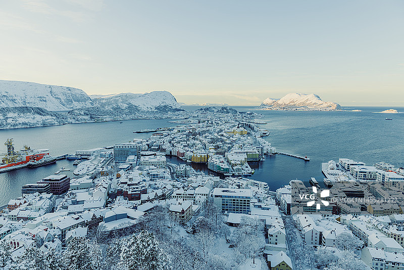 挪威奥勒松市雪景和海上日落的航拍美景图片素材