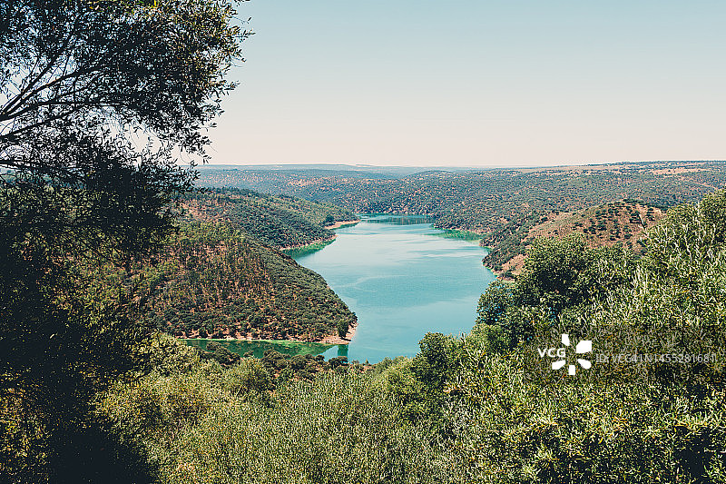 蒙弗拉格国家公园的山脉与湖泊景观，蓝天背景图片素材