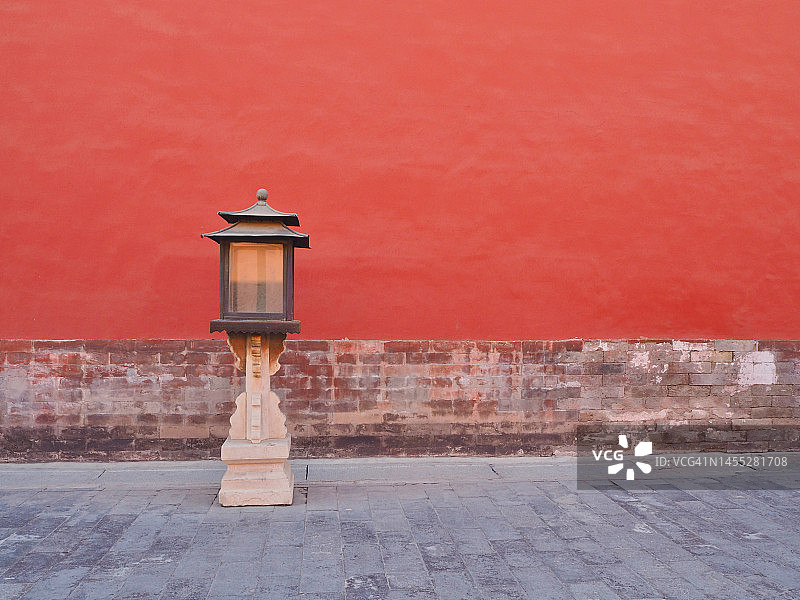 人行道上的旧石制中式灯笼图片素材