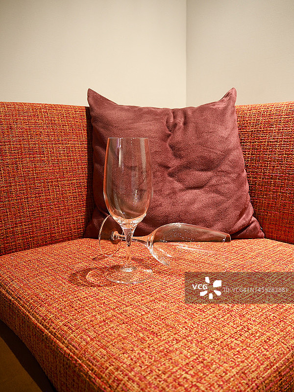 沙发上的两个空酒杯图片素材