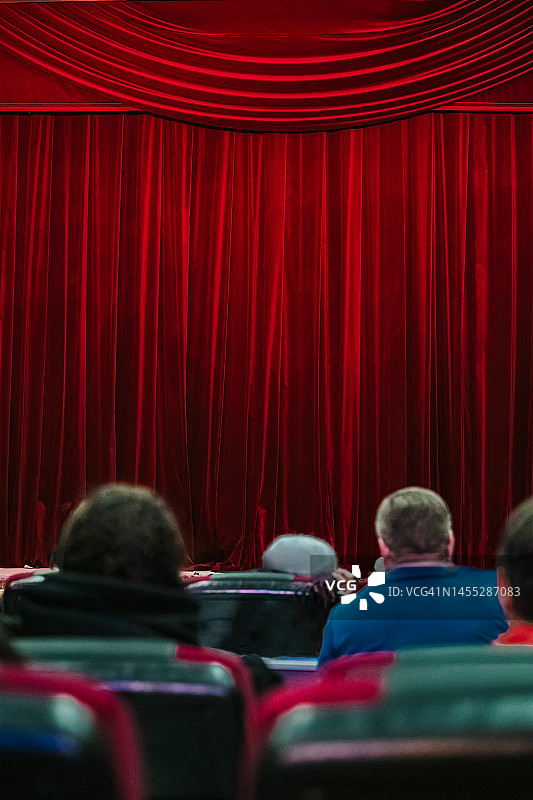 封闭的红色剧院帷幕和观众席图片素材