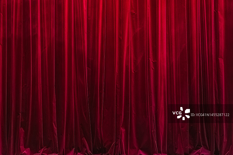 关闭的红色剧院窗帘图片素材