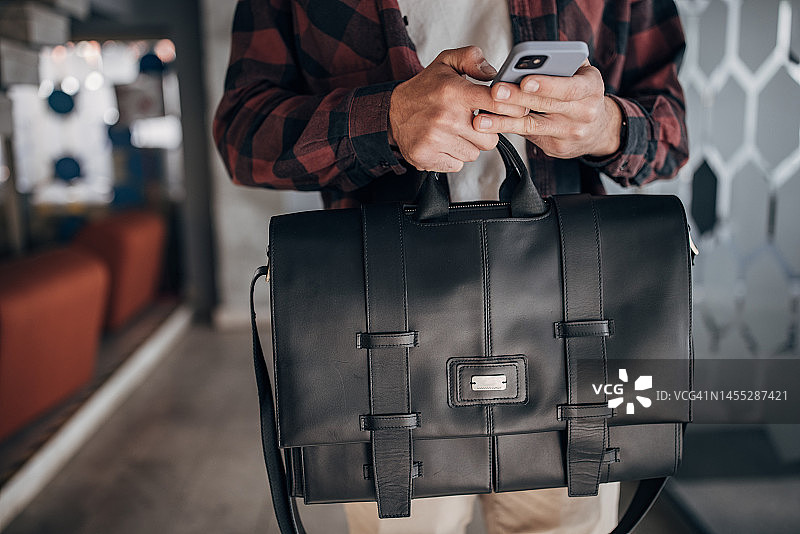 使用手机的现代男人图片素材