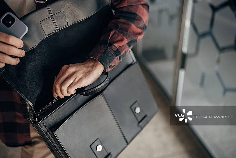 携带现代包的男人图片素材