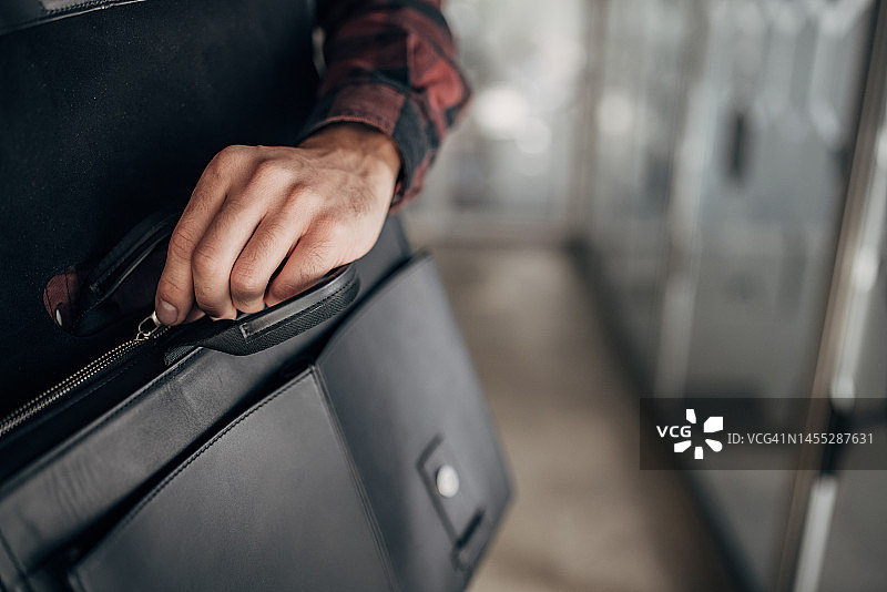 携带现代包的男人图片素材