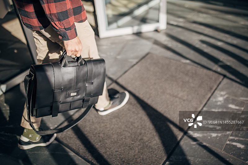 携带现代包的男人图片素材