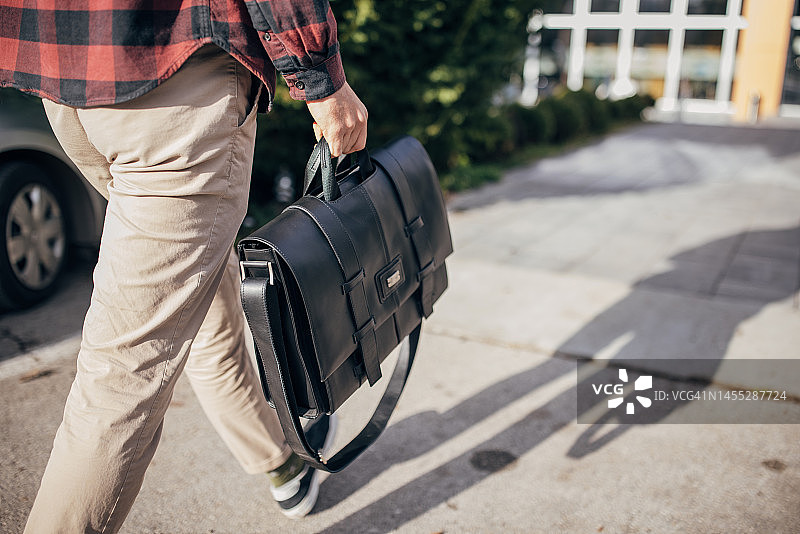 携带现代包的男人图片素材