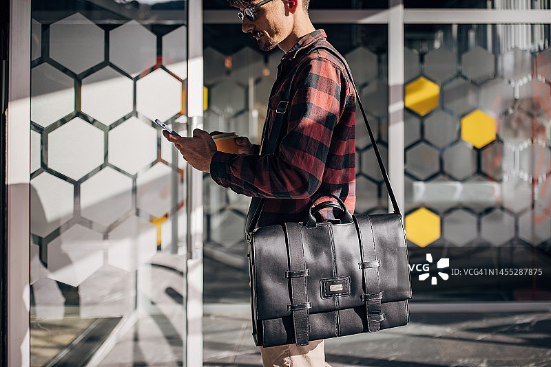 使用手机的现代男人图片素材