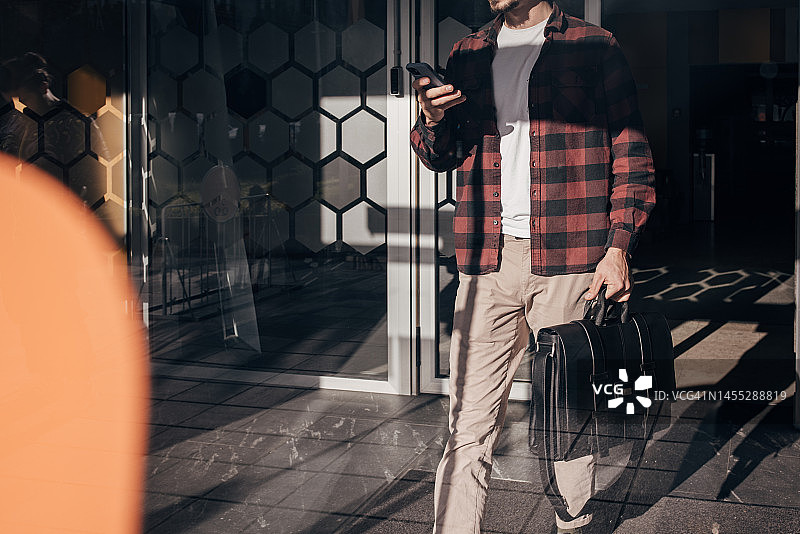 携带现代包的男人图片素材