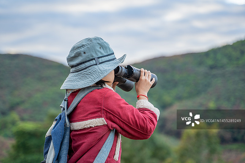 使用双筒望远镜的小女孩图片素材