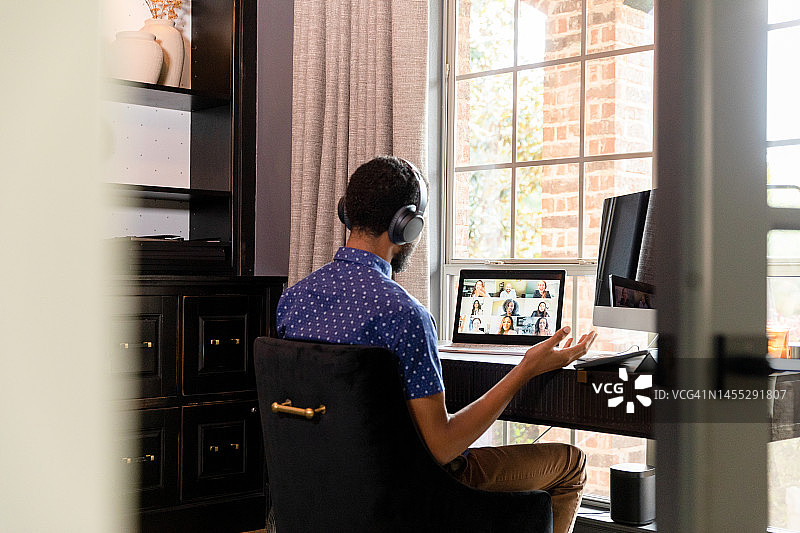 男子在远程团队会议中做手势图片素材