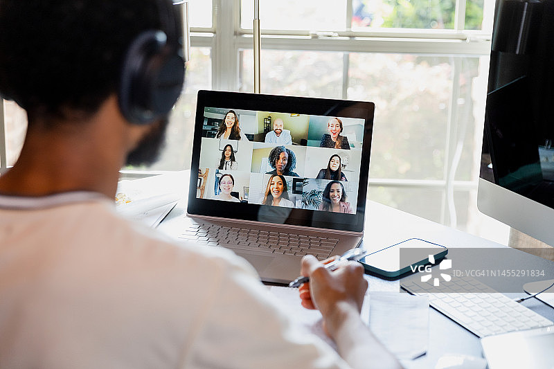 参加在线课程的无法辨认的男大学生肩部视角图片素材