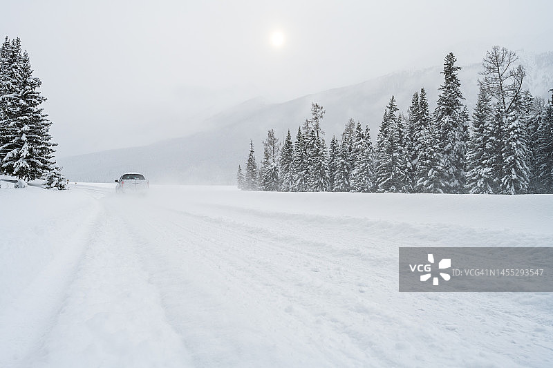 汽车在厚厚的雪地里行驶图片素材
