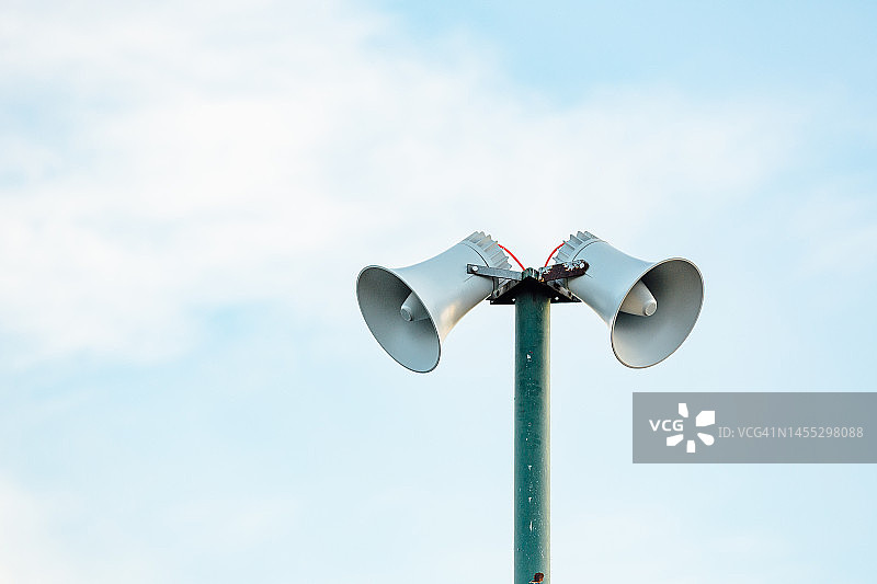天空背景下的公共广播喇叭图片素材