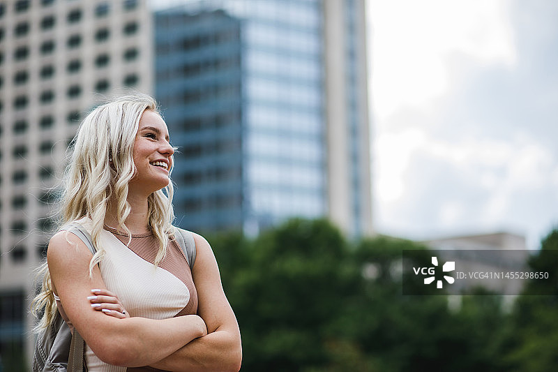 街头沉思的年轻金发女子图片素材