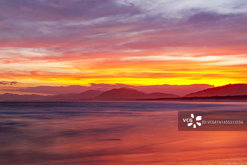 日落时分的巴西圣卡塔琳娜岛若阿金纳海滩图片素材