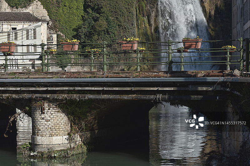 利里岛桥梁与瀑布景观图片素材