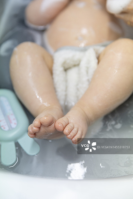 婴儿浴缸里的宝宝图片素材