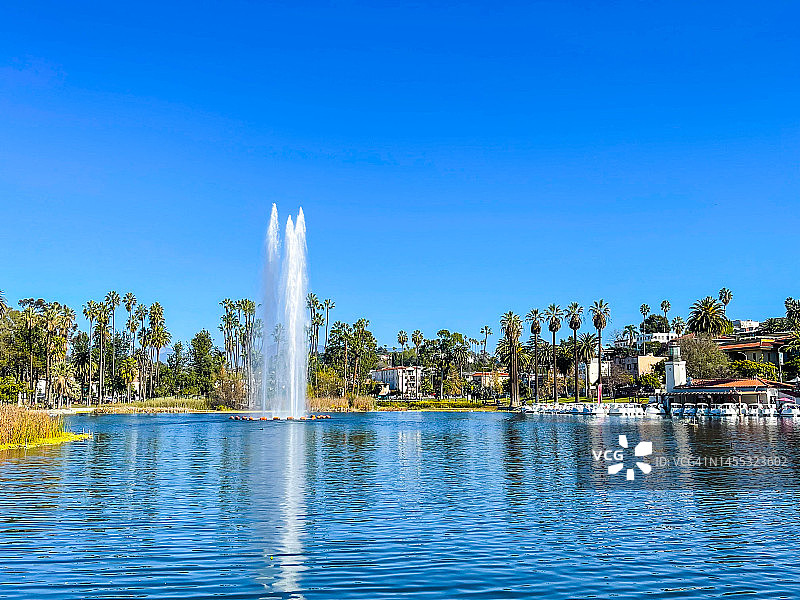 回声公园湖的喷泉和船只图片素材