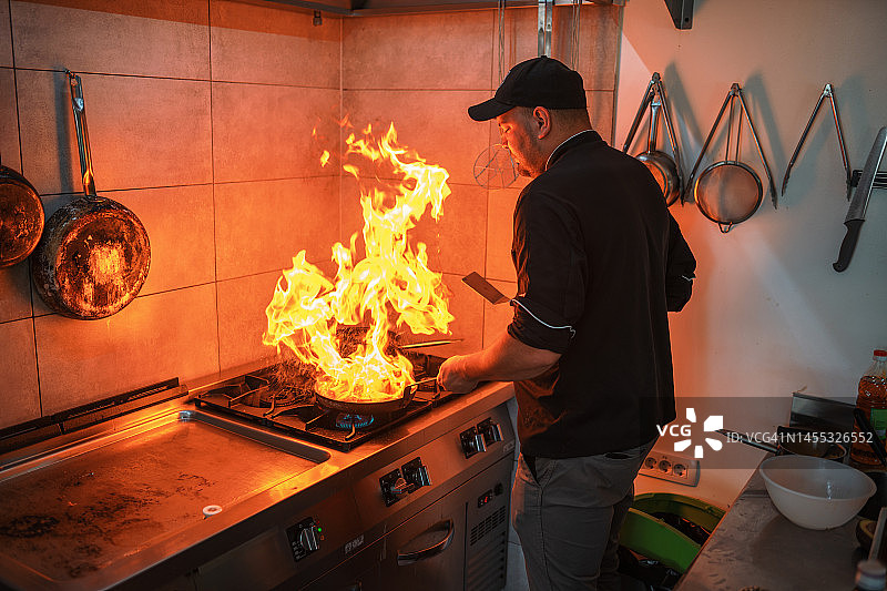 大火烹饪的生肉图片素材