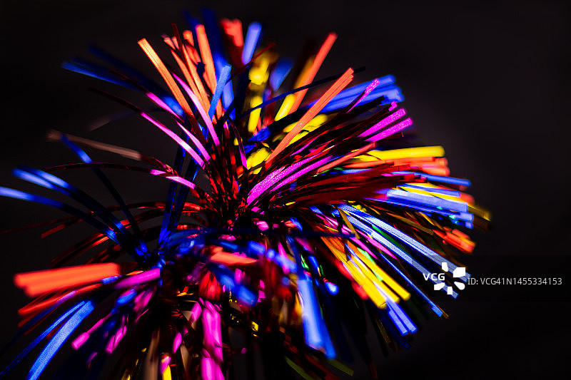 烟花概念，黑色背景上的派对装饰品图片素材
