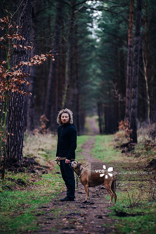 带狗冬季徒步的男人图片素材