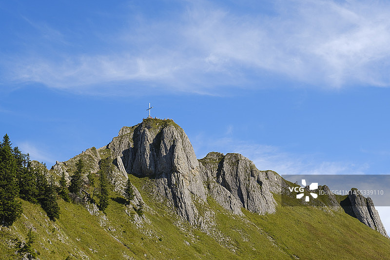 蓝天下泰格尔berg山顶的十字架图片素材